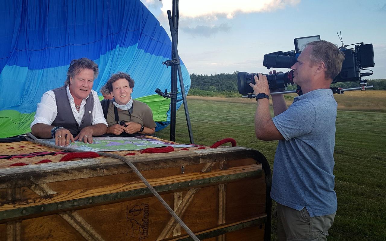 Ballonvaarder Ike Visser uit Frederiksoord en cabaretier Jochem Myjer in de mand tijdens de opnamen voor het nieuwe tv-programma Jochem in de Wolken. Ballonvaarder Ike Visser uit Frederiksoord en cabaretier Jochem Myjer in de mand tijdens de opnamen voor het nieuwe tv-programma Jochem in de Wolken.