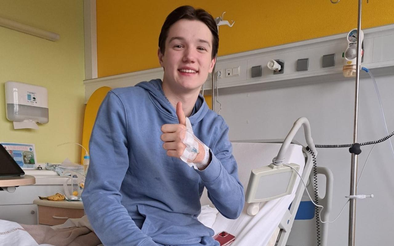 Daan Jans steekt z'n duim op in het ziekenhuis in Grenoble. Het gaat de goede kant op met de jonge Meppeler. Daan Jans steekt z'n duim op in het ziekenhuis in Grenoble. Het gaat de goede kant op met de jonge Meppeler.