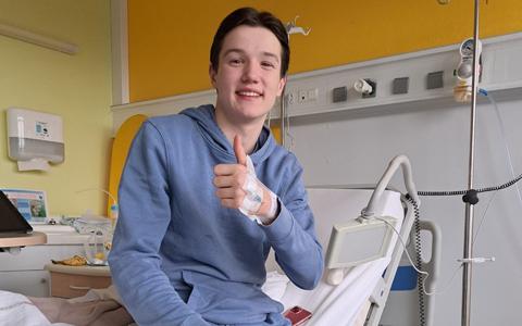 Daan Jans steekt z'n duim op in het ziekenhuis in Grenoble. Het gaat de goede kant op met de jonge Meppeler.
