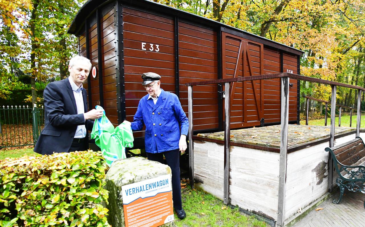 Wethouder Jan Uitslag en Geert Schoemaker onthullen een klein monument Wethouder Jan Uitslag en Geert Schoemaker onthullen een klein monument