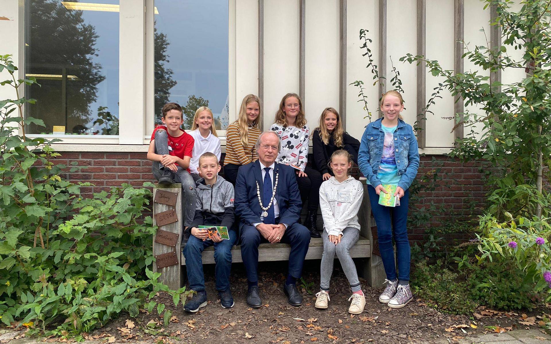 Burgemeester trapt Kindermaand af in gloednieuw lokaal KC De Bron in Nijensleek