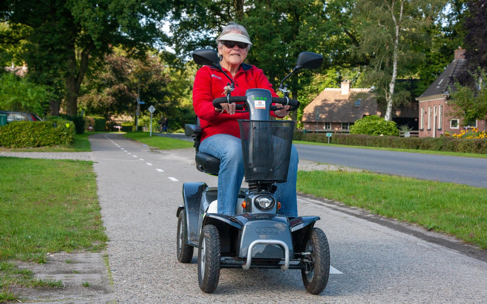 Judith Rood (79) rijdt met haar scootmobiel van Wapse naar het Zuid-Hollandse Ter Aar. 'Een paar kee