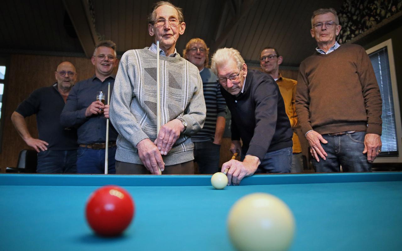 Nooit Opgeven Altijd Doorgaan (NOAD) met zeven leden uit IJhorst bestaat 65 jaar. Jan Weemink (82) en Henk Kooiker (84) zijn al 65 jaar lid.