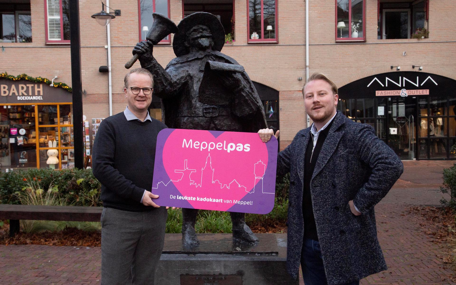 Wethouder Robin van Ulzen (r) en Sjouke Koopmans presenteren de Meppelpas.