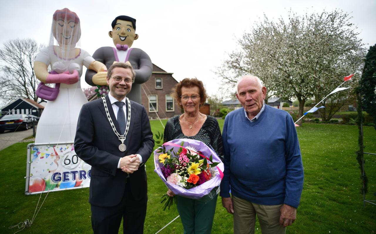 Het Kolderveense echtpaar Jenny en Harm Altena is zestig jaar getrouwd. Het Kolderveense echtpaar Jenny en Harm Altena is zestig jaar getrouwd.