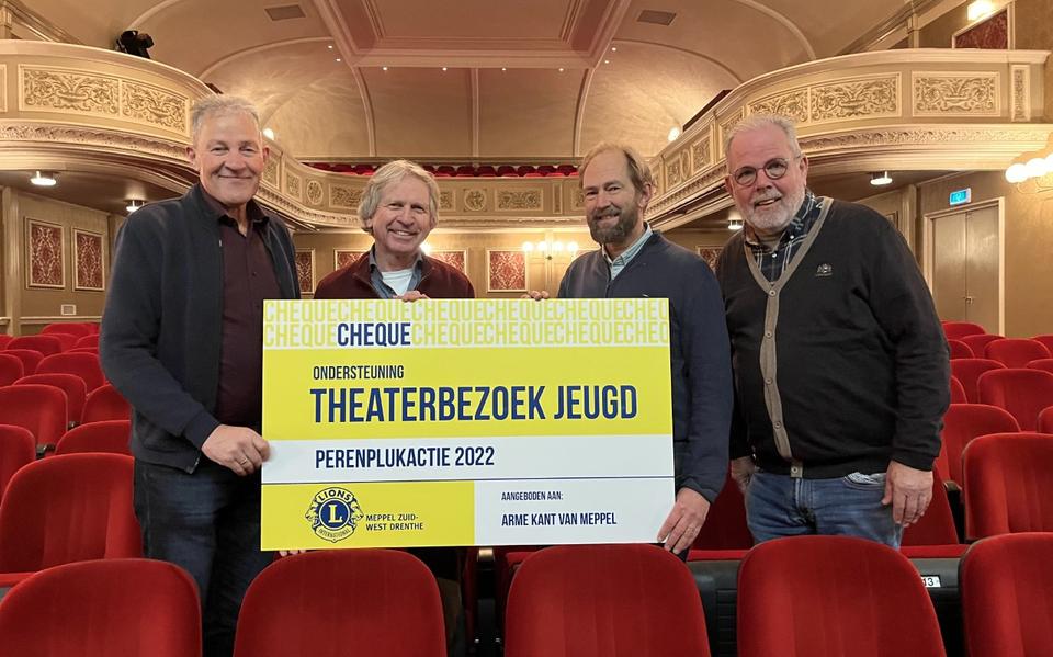 De Lions organiseerde van de opbrengst van de perenactie een theatermiddag voor de kinderen van de Arme kant van Meppel