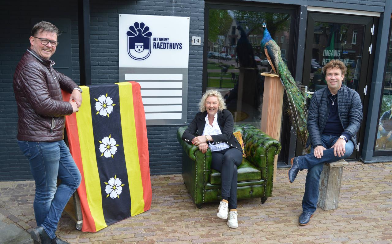 Pand-eigenaars Jan Bork (links) en Ronald Luning (rechts) met in hun midden creatief brein Margriet Steenbergen. Pand-eigenaars Jan Bork (links) en Ronald Luning (rechts) met in hun midden creatief brein Margriet Steenbergen.