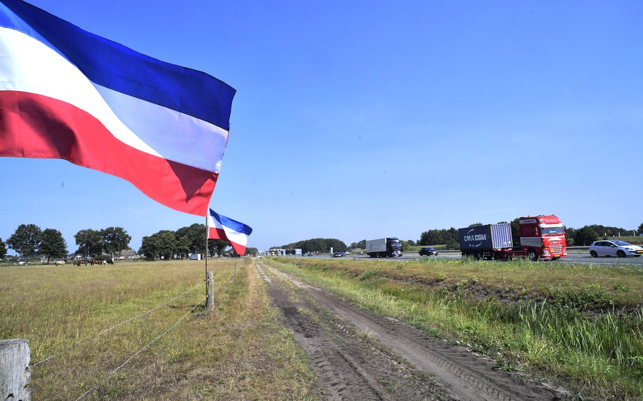 Drenthe wil de omgekeerde vlaggen langs provinciale wegen de komende weken weghalen.