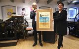 Overhandiging van de Kopperprent 2022 door de voorzitter van het Drukkerijmuseum Stein van Ittersum aan gedeputeerde Nelleke Vedelaar. 