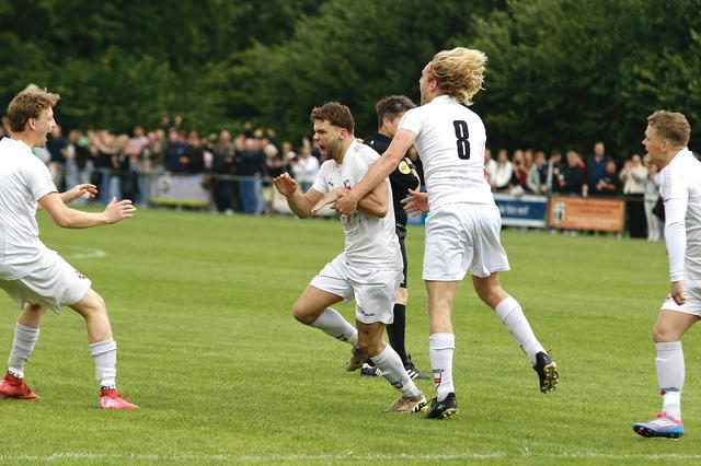 Havelte verslaat Tijnje overtuigend met 5-0; promotie naar derde klasse geeft Bjorn van Dalen afsche