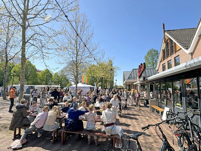 Als het zonnetje schijnt (wel een koud windje brrrr), is de Staphorster Jaarmarkt een succes. Sinds 