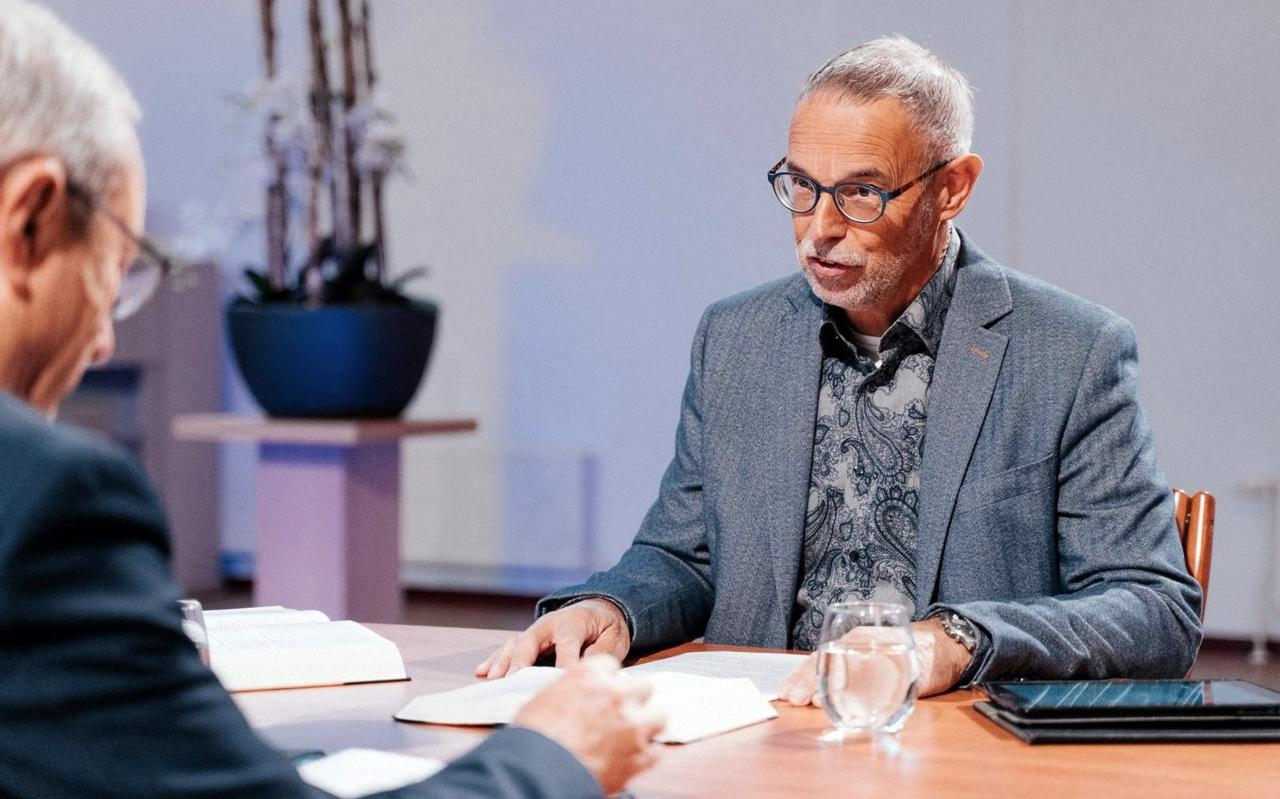 Henk Schouten in actie als presentator van de christelijke zonder Family7. Henk Schouten in actie als presentator van de christelijke zonder Family7.