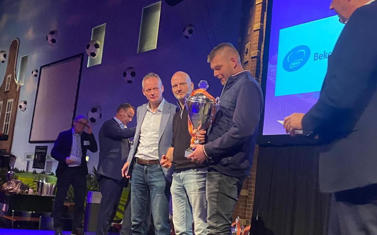 Bakker Steenbergen krijgt de prijs uitgereikt in het Abe Lenstra stadion in Heerenveen.