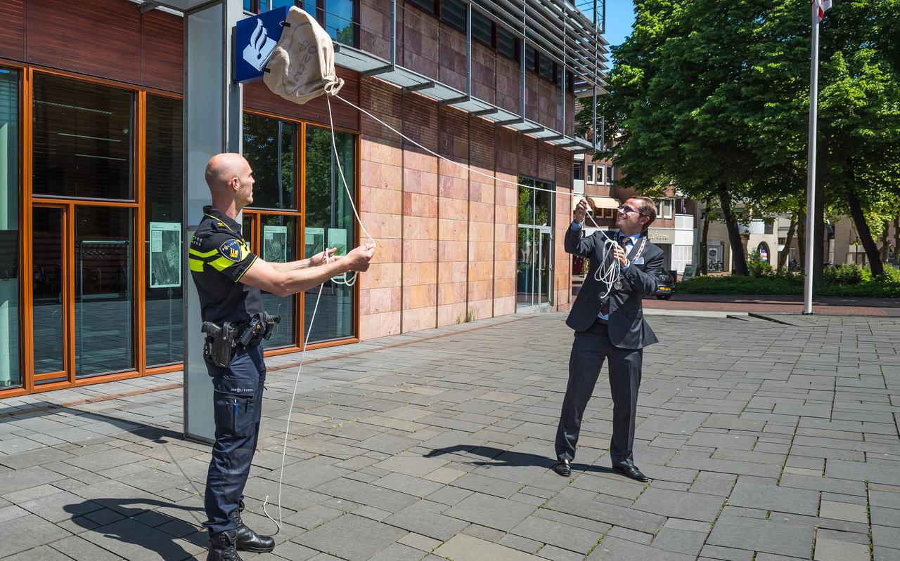Sander Groenewoud, politiechef van Zuidwest-Drenthe, en burgemeester Richard Korteland openen de politiepost in het stadhuis van Meppel.