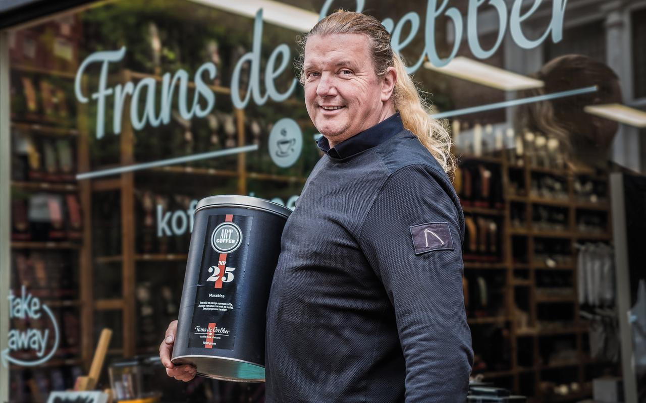 Frans de Grebber is nog allerminst uitgekeken op koffie. Hij zet zijn avontuur voort in de koffiebranderij. Frans de Grebber is nog allerminst uitgekeken op koffie. Hij zet zijn avontuur voort in de koffiebranderij.