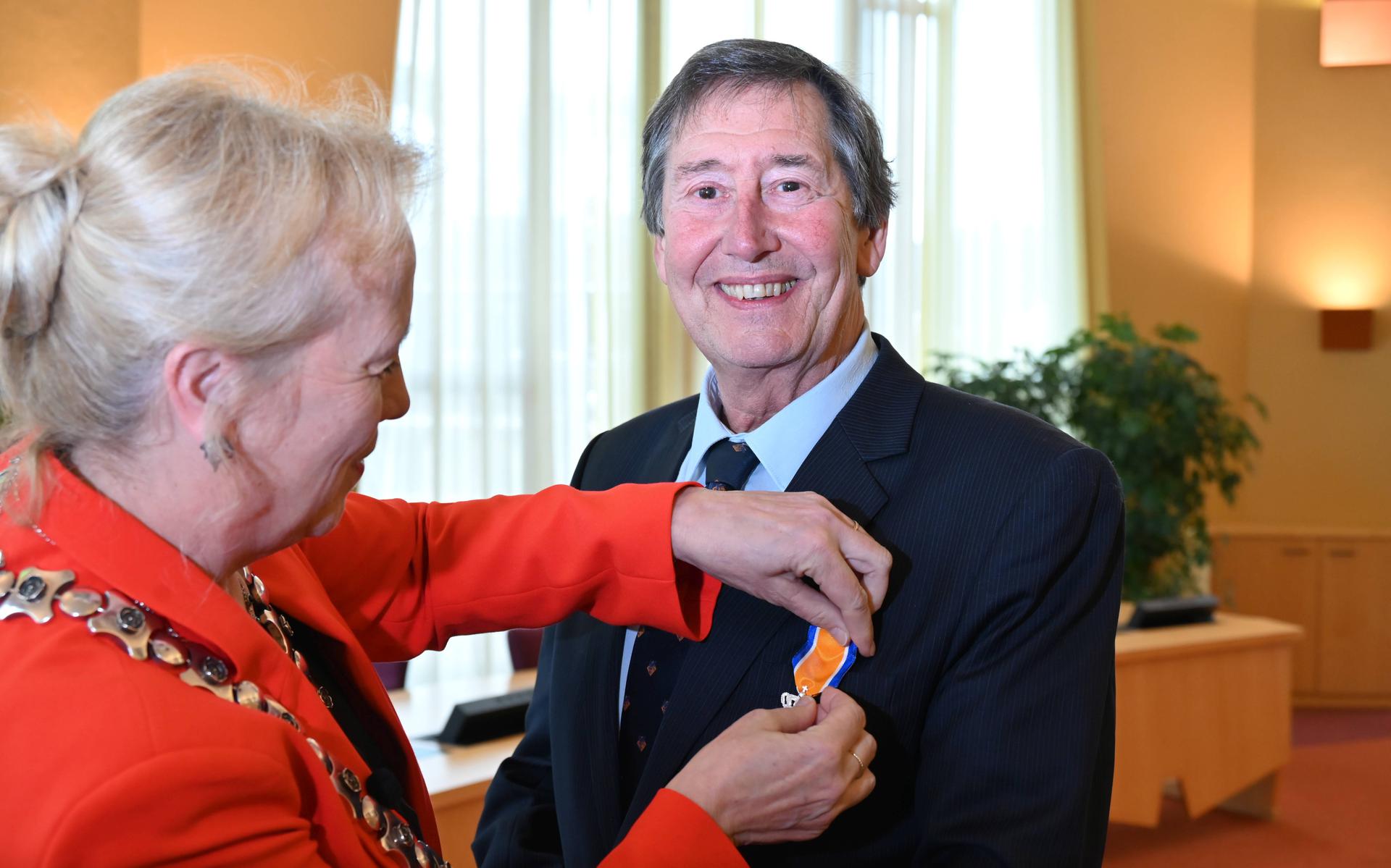 Professor doctor Harry van de Wiel uit de Wijk liet zich woensdagmorgen geheel verrassen en kreeg de versierselen opgespeld door burgemeester Inge Nieuwenhuizen, die horen bij het ridderschap in de orde van Oranje Nassau.