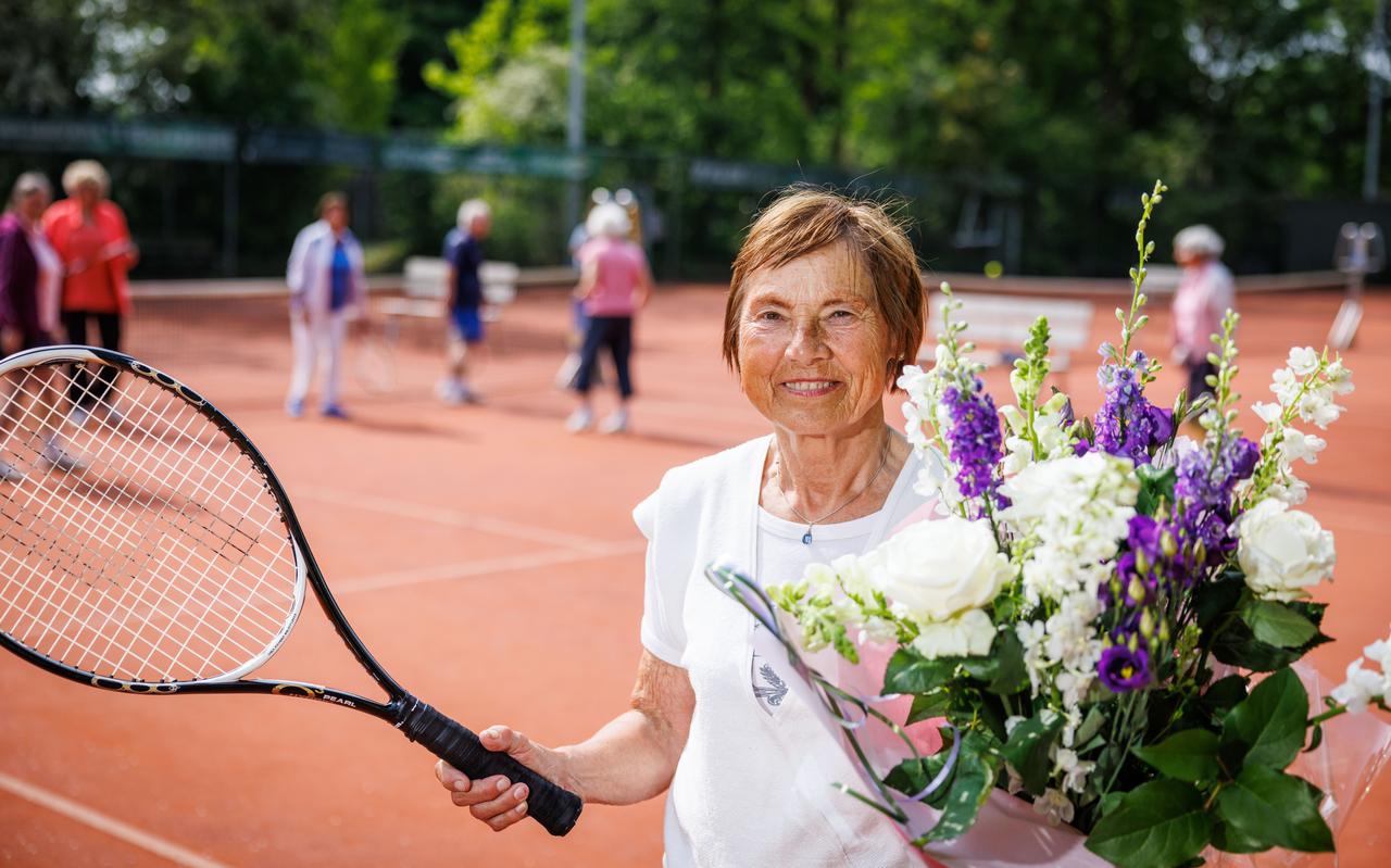 De 84-jarige Anneke Jonkers speelt nog altijd een potje tennis in Havelte.