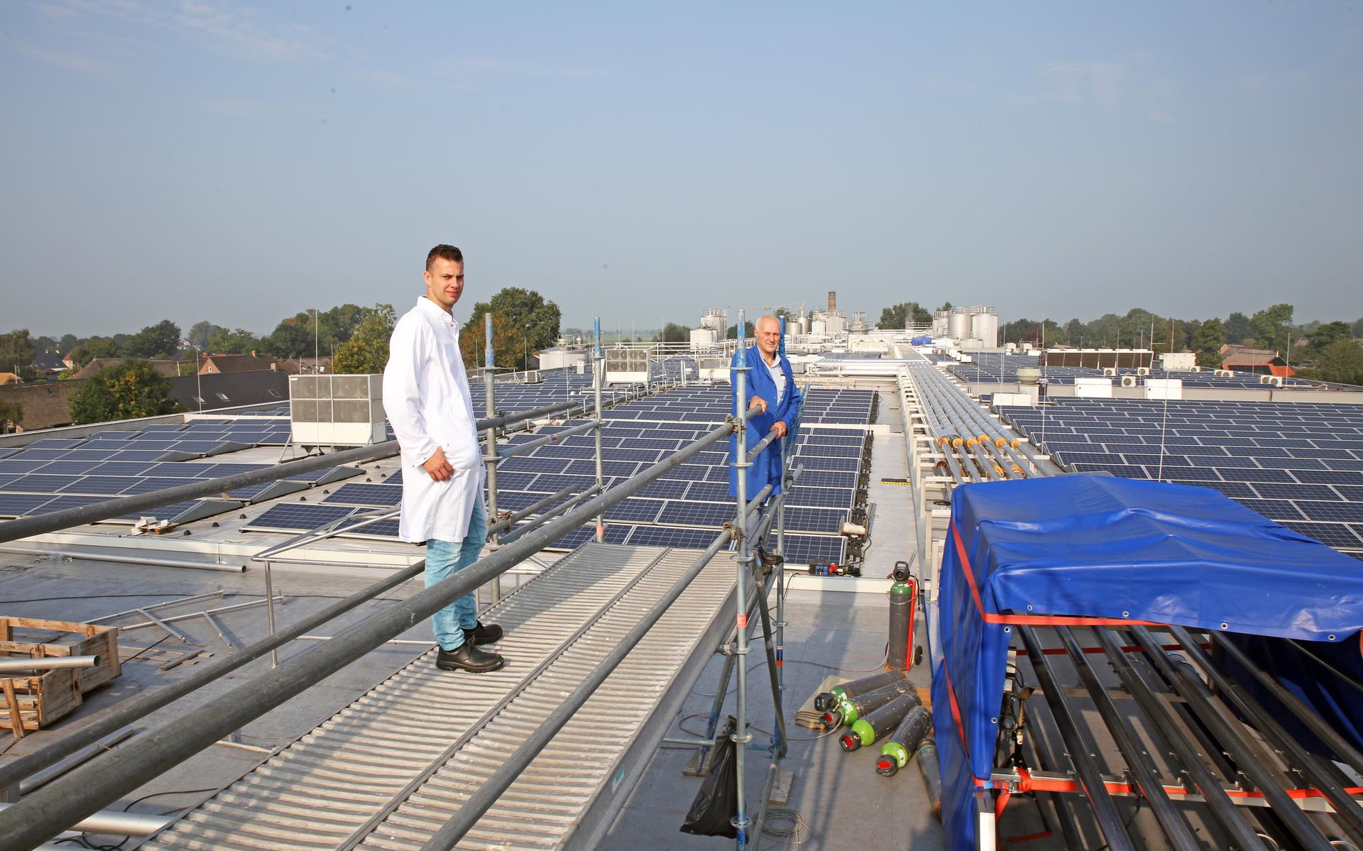 Op het dak van het enorme bedrijf in Rouveen liggen 2300 zonnepanelen, ook onderdeel van Rouveen Gewoon Duurzaam.