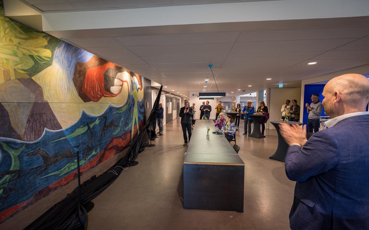 In de aula van Stad&Esch op Ezinge in Meppel is de muurschildering van kunstenaar Folkert Haanstra onthuld.