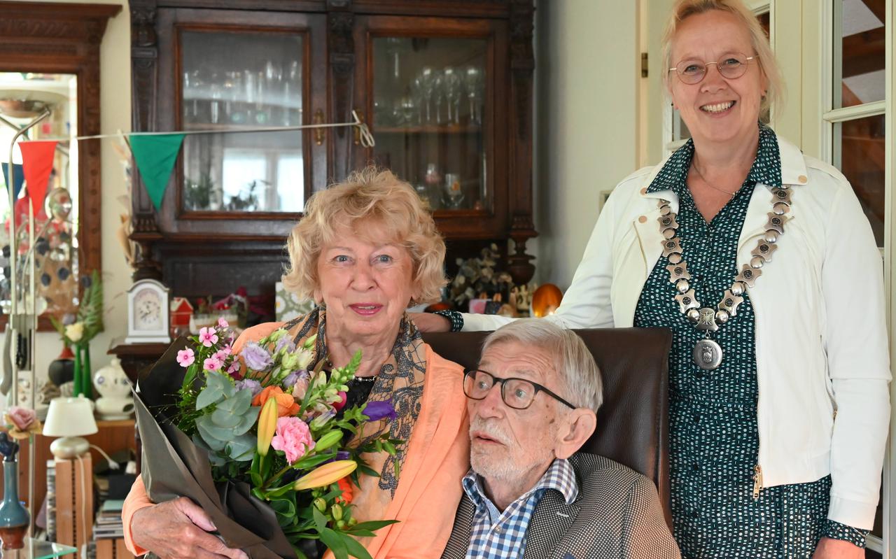 Henk en Liz Klein uit Ruinen samen met burgemeester Inge Nieuwenhuizen op de foto op de dag dat ze zestig jaar zijn getrouwd.