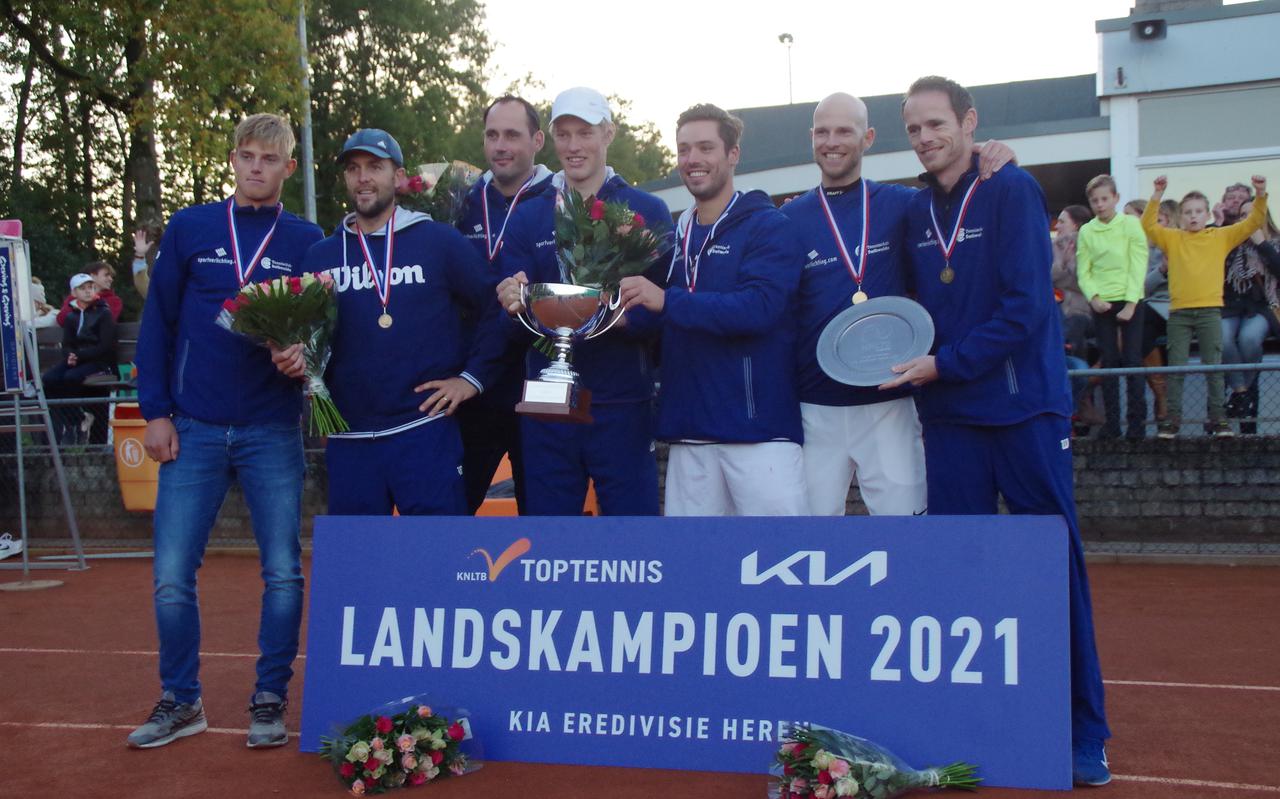 Zondag 24 oktober 2021: Suthwalda is landskampioen. Van links naar rechts: Niels Visker, Boy Westerhof, coach Floris Kilian, Jarno Jans, Tim van Terheijden, Miliaan Niesten en Erik Dallinga.