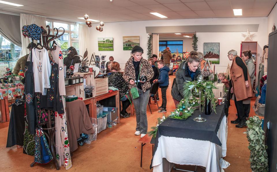 Kerstmarkt in De Poele in IJhorst.  Ook dit gebouwtje moet opgaan in de nieuwe MFA in IJhorst.