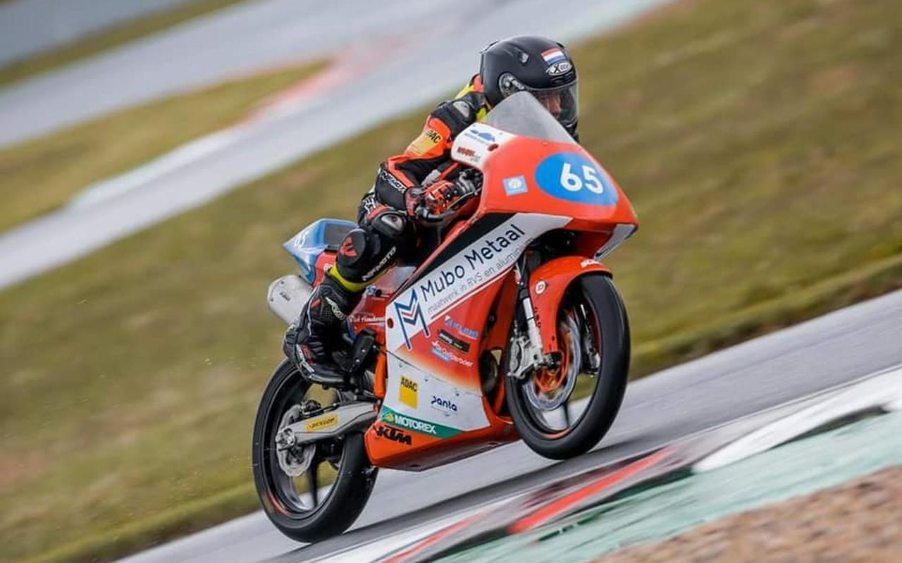 Damian Boessenkool uit Staphorst in actie, op het circuit van het Duitse Oschersleben. Damian Boessenkool uit Staphorst in actie, op het circuit van het Duitse Oschersleben.