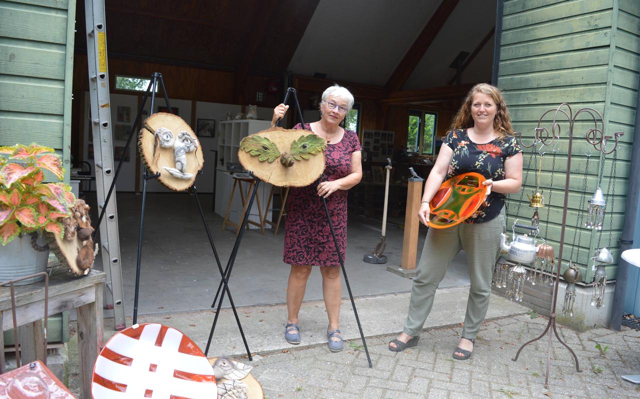 Marijke van der Linden (l) en Annemiek Echten bij de ingang van de oude werkschuur van Staatsbosbeheer, nu dus even galerie. Marijke van der Linden (l) en Annemiek Echten bij de ingang van de oude werkschuur van Staatsbosbeheer, nu dus even galerie.