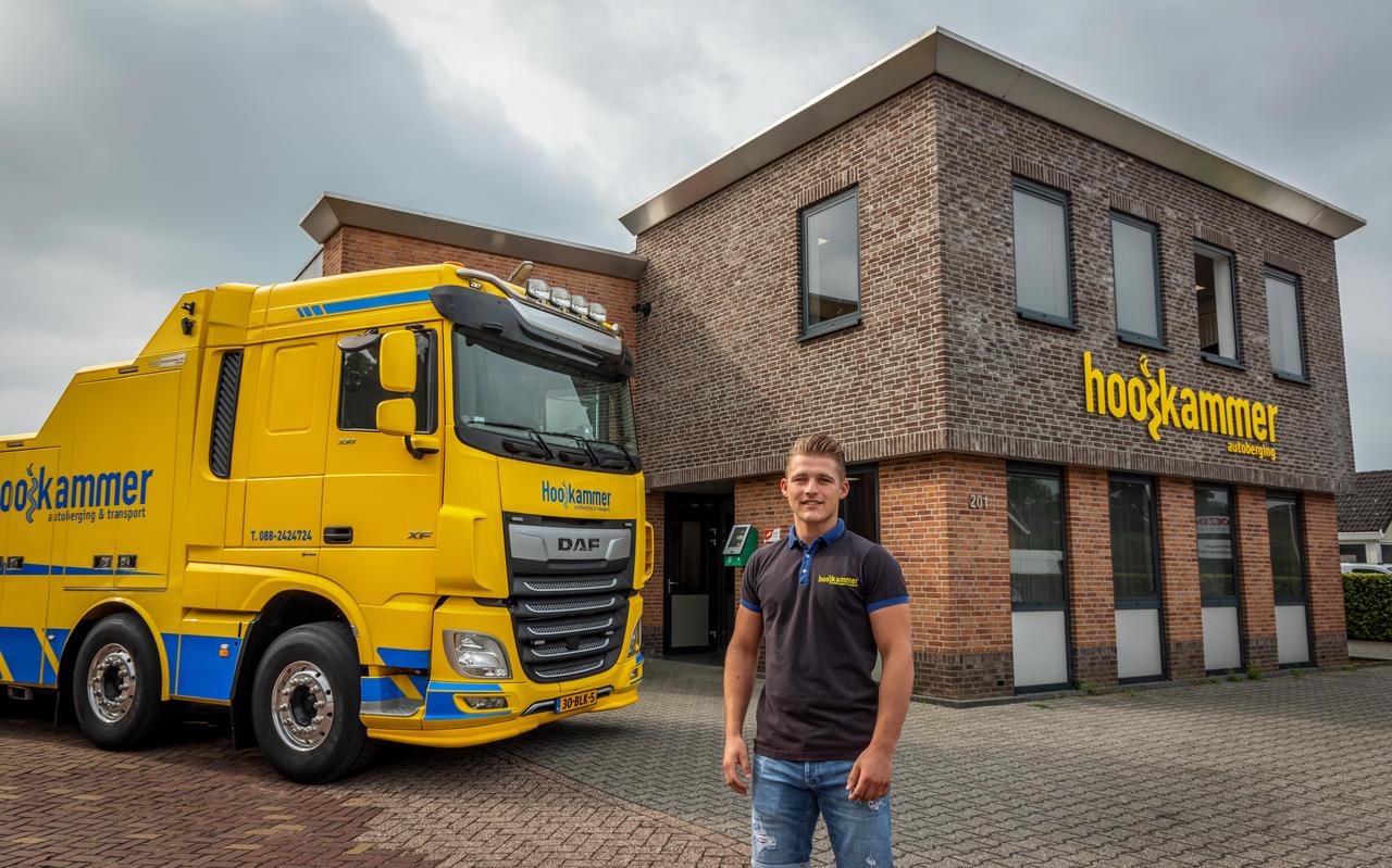 Jaron Hooikammer met één van de vele bergingswagens, bij het pand in Staphorst. Jaron Hooikammer met één van de vele bergingswagens, bij het pand in Staphorst.