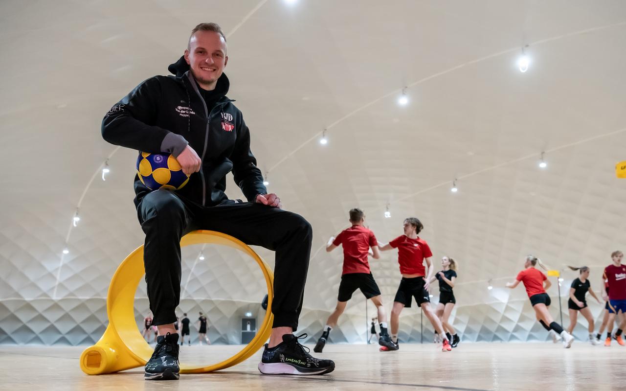 Leander Zwolle is niet alleen speler van het eerste team van DOS'46, maar ook hoofd jeugdopleiding bij de Nijeveense korfbalclub. Leander Zwolle is niet alleen speler van het eerste team van DOS'46, maar ook hoofd jeugdopleiding bij de Nijeveense korfbalclub.