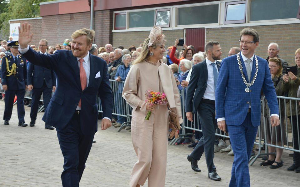 Vertrekkende burgemeester Roger de Groot wordt omschreven als betrokken en een mensenmens. De Wolden