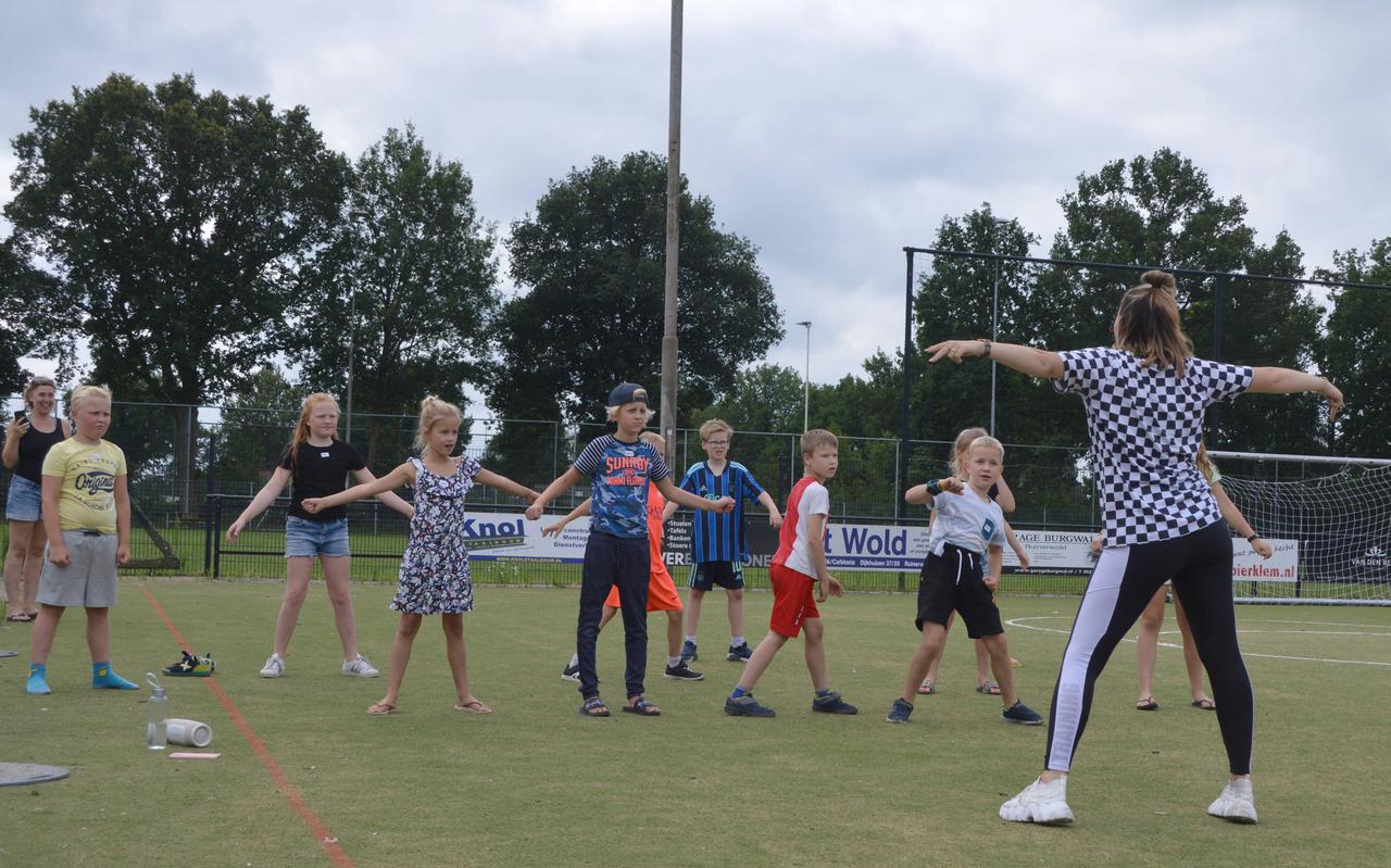 Dansen tijdens een zomeractiviteit van Wolderwijs in Ruinerwold, om daar een TikTok-filmpje van te maken.