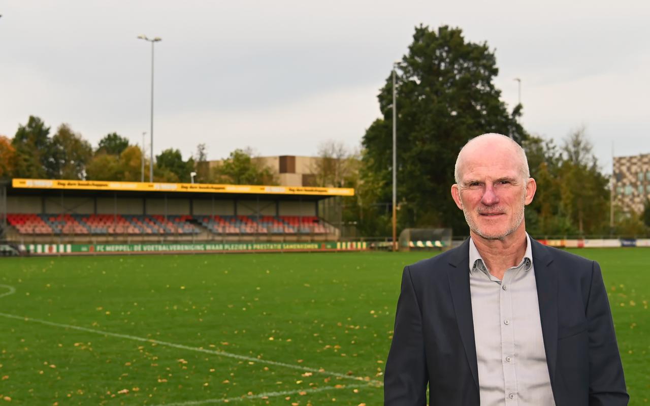 Hans ter Voorde, op het hoofdveld van FC Meppel: 'Het is belangrijk dat er continuïteit is binnen de vereniging.'