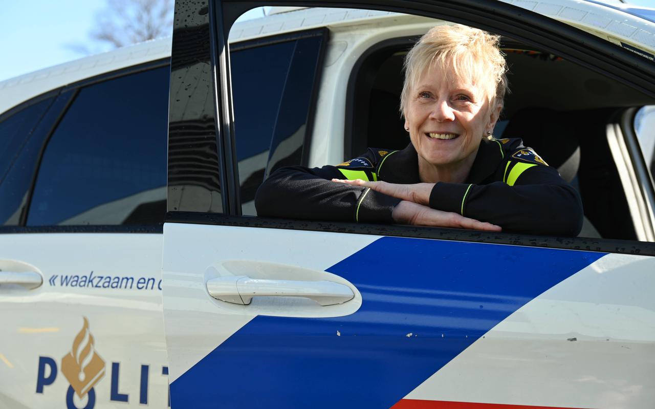Wijkagent Albertje Lensen over haar eerste schreden op het Drentse politievlak: 'In Drenthe waren de collega’s een beetje zoekende hoe met mij om te gaan.' Wijkagent Albertje Lensen over haar eerste schreden op het Drentse politievlak: 'In Drenthe waren de collega’s een beetje zoekende hoe met mij om te gaan.'