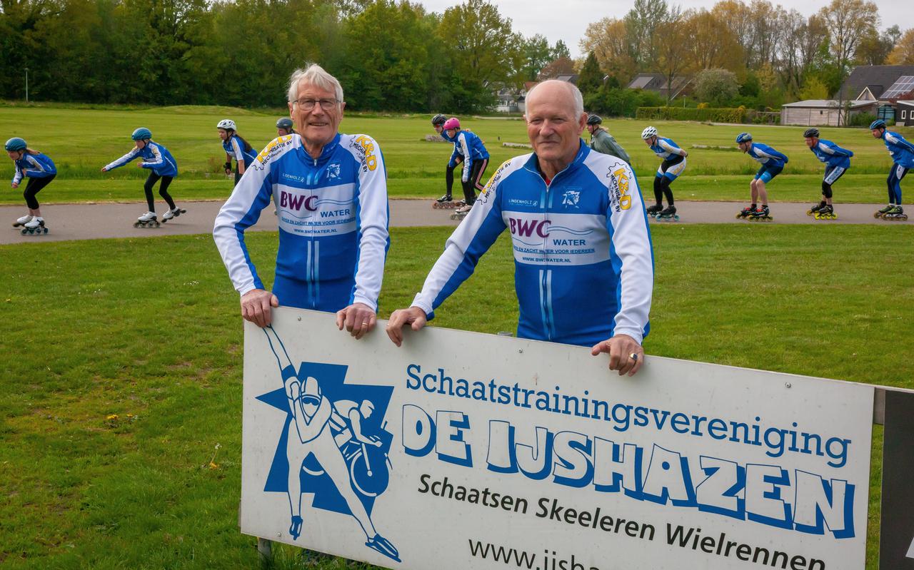 Klaas Hulst (links) en Jaap Dekker poseren in Hoogeveen, tijdens een training van De IJshazen.