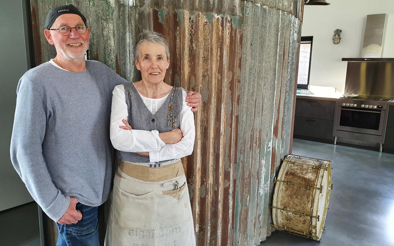 Arend en Hillie Kikkert staan voor de blikvanger in hun huis; de met golfplaten bedekte silo middenin de leefruimte. 