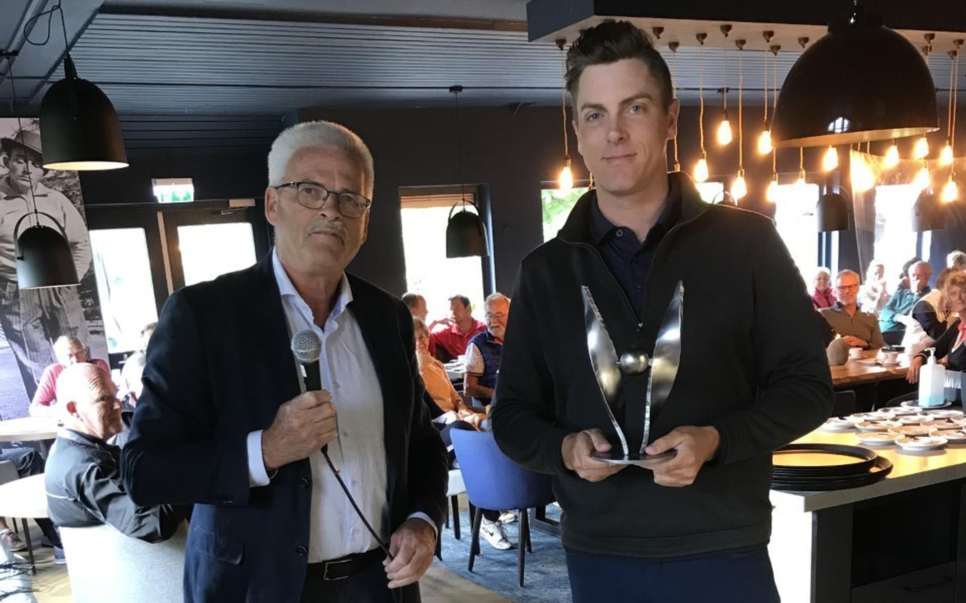 Met medewerking van Golf Club Havelte - waarvan Sven Maurits lid is - is hem op pinkstermaandag alsnog door Frits Alberts, lid van de raad van commissarissen van SportDrenthe, de trofee voor 'sportman van het jaar 2021' uitgereikt.