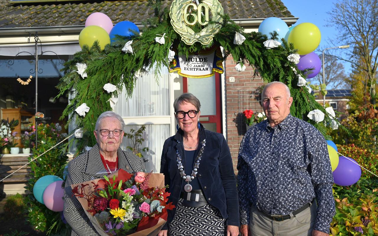 Piet en Henny Dolfsma met burgemeester Janny Vlietstra, die woensdagmiddag op visite kwam. Piet en Henny Dolfsma met burgemeester Janny Vlietstra, die woensdagmiddag op visite kwam.