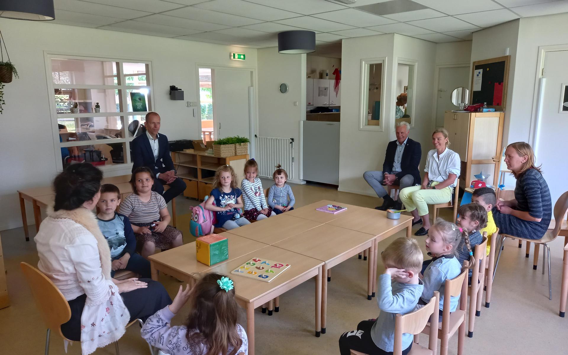 Wethouders Lucas Mulder en Herriët Brinkman brachten een bezoekje aan het basisonderwijs voor Oekraïense vluchtelingen in Staphorst.