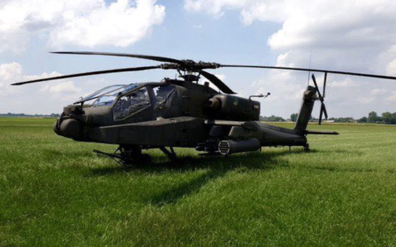 De Apache-helikopter staat in een weiland bij Meppel.