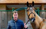Marc Houtzager poseert hier nog met zijn paard Calimero, waarmee hij veel successen heeft behaald. Op de Olympische Spelen in Tokio komt de springruiter uit Rouveen met Sterrehof's Dante in actie. 