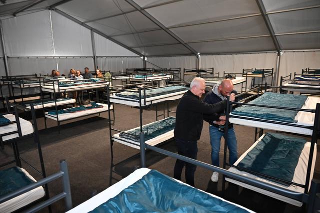 Tijdelijke noodopvang asielzoekers in sporthal De Slenken in de Wijk