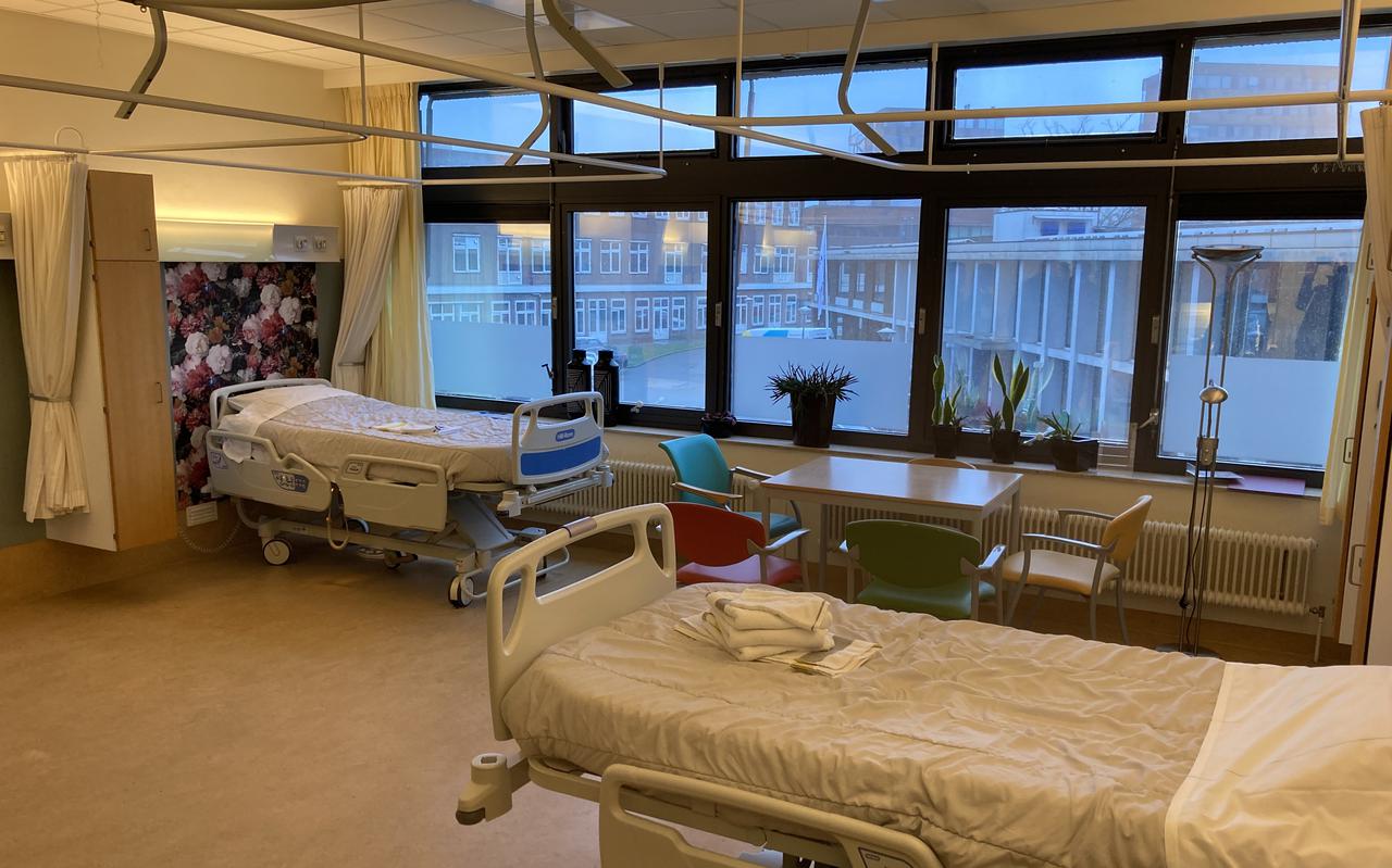 Een kamer in het voormalige ziekenhuis dient nu als opvang voor vluchtelingen.