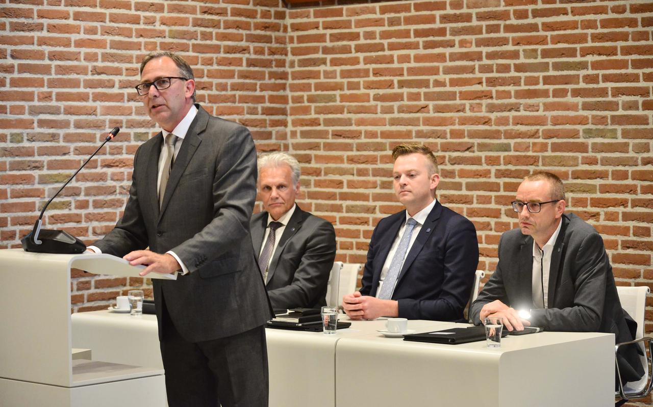 Op dinsdagavond 11 juni ging Staphorst van drie naar twee wethouders toen wethouder Bert Krale (zittend rechts) uit het college stapte.