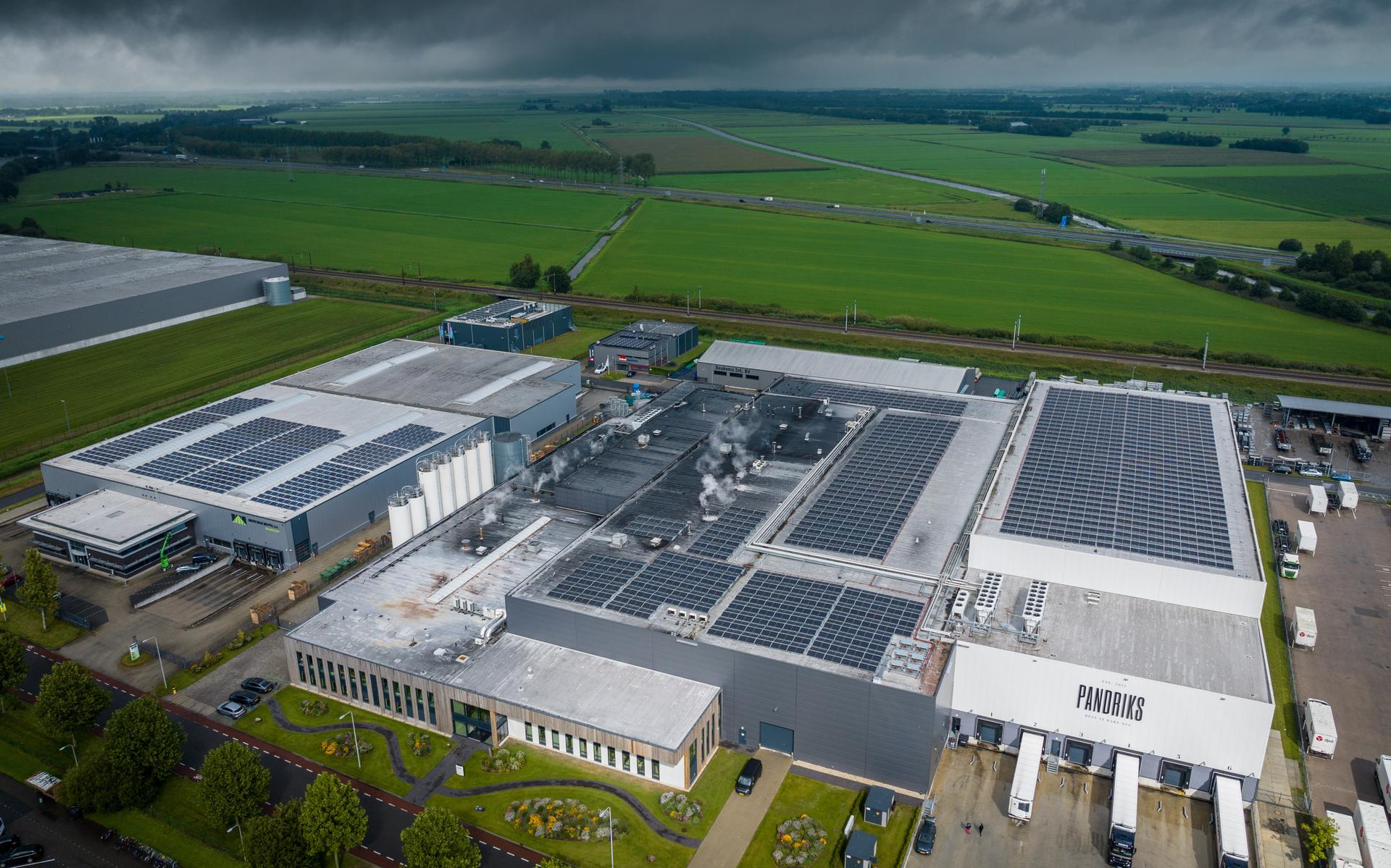 De 2000 zonnepanelen voorzien een groot deel van de fabriek van stroom.