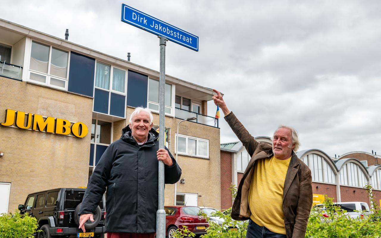 Rick en de wijzende Ad Jakobs bij het straatnaambordje in het overgebleven gedeelte van de Dirk Jakobsstraat.