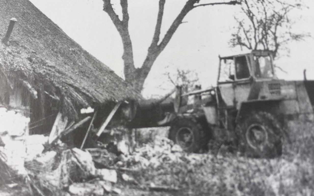 De shovel in actie bij de Ramhorst om de boerderij uit 1760 'krakersonvriendelijk' te maken. De shovel in actie bij de Ramhorst om de boerderij uit 1760 'krakersonvriendelijk' te maken.