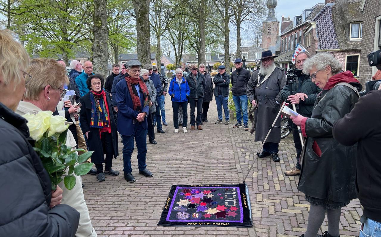 Het werd vrijdagmiddag een indrukwekkende bijeenkomst rond de plaatsing van de stolpersteine in Dwingeloo. Het werd vrijdagmiddag een indrukwekkende bijeenkomst rond de plaatsing van de stolpersteine in Dwingeloo.