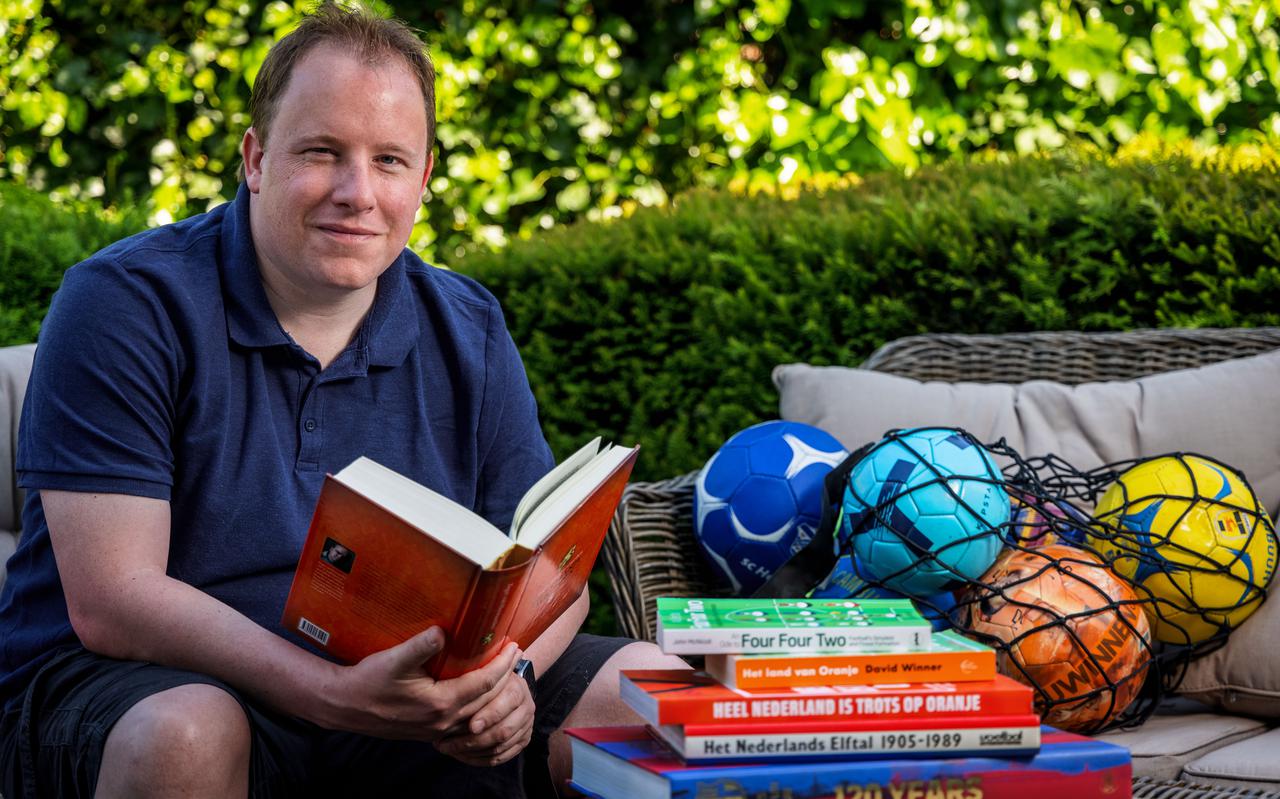 ESPN-verslaggever Mark van Rijswijk uit Oldemarkt is een verwoed verzamelaar van voetbalboeken. Hij heeft er inmiddels 7000.