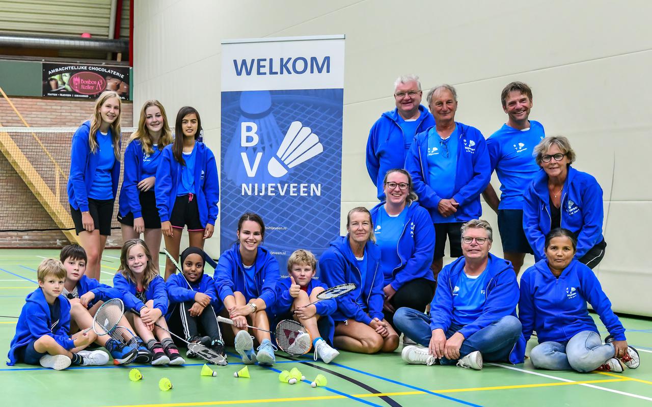 Op zaterdag 1 oktober gaat de vlag uit, want dan viert BV Nijeveen het 50-jarig bestaan. Een deel van de leden poseert met de nieuwe outfit in sporthal De Eendracht. Annie Stam zit op de vloer, vierde van rechts.